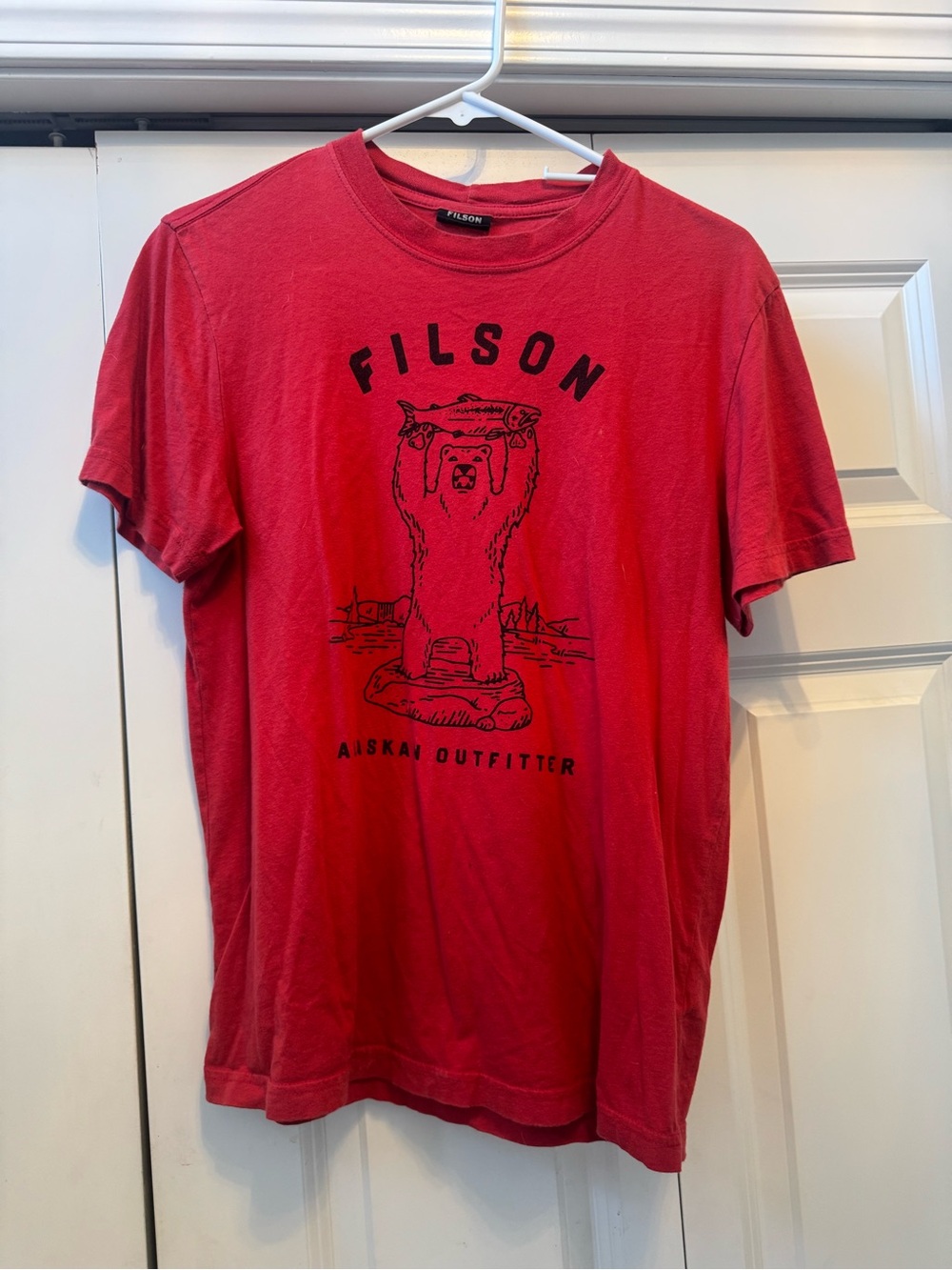 Filson Alaskan Outfitter Red T Shirt Bear Salmon Mens Small 100% Cotton